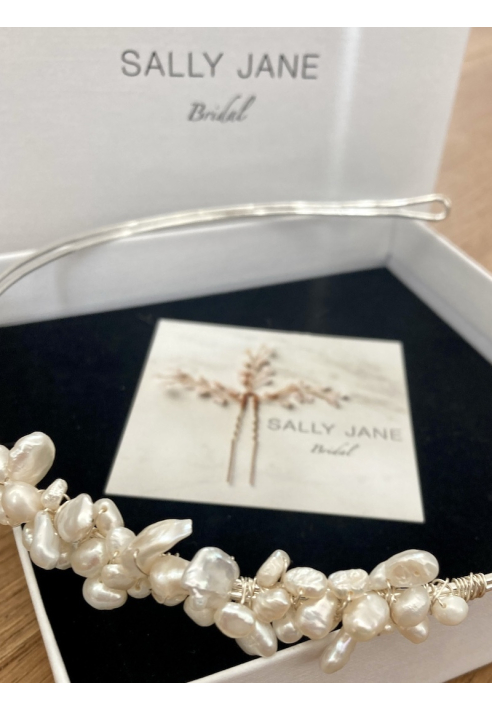 Sally Jane Bridal Sabrina Haarstreng Plateado